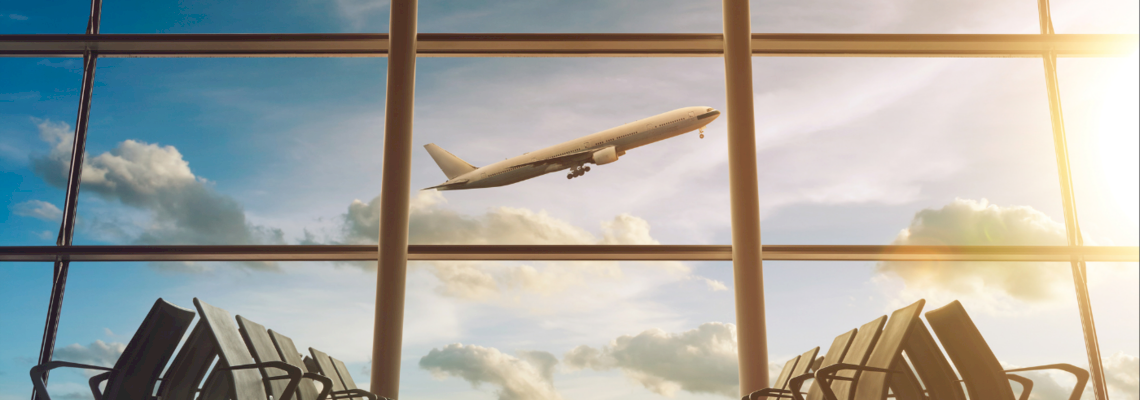 fliegendes Flugzeug aus der Perspektive eines Flughafens